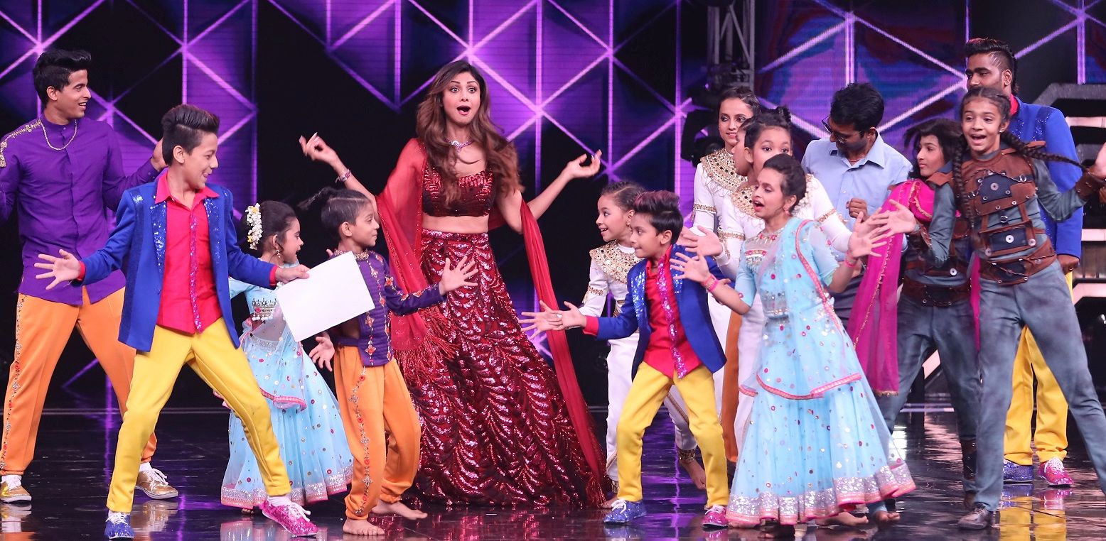 Shilpa Shetty having a gala time with the contestants of Super Dancer on Semi Finale day